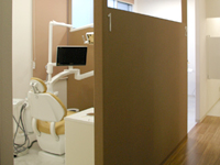 患者様のプライバシーに配慮し一つ一つ仕切られた半個室タイプの診療室